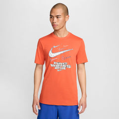 NIKE AS M NK Dri-FIT TEE IYKYK SU24 FV8373-809 T-SHIRT SHORT SLEEVE TRAINING (M)