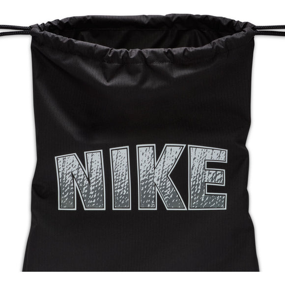 NIKE Y NK DRAWSTRING - GFX FA24 FZ2533-010 GYM BAG (U)