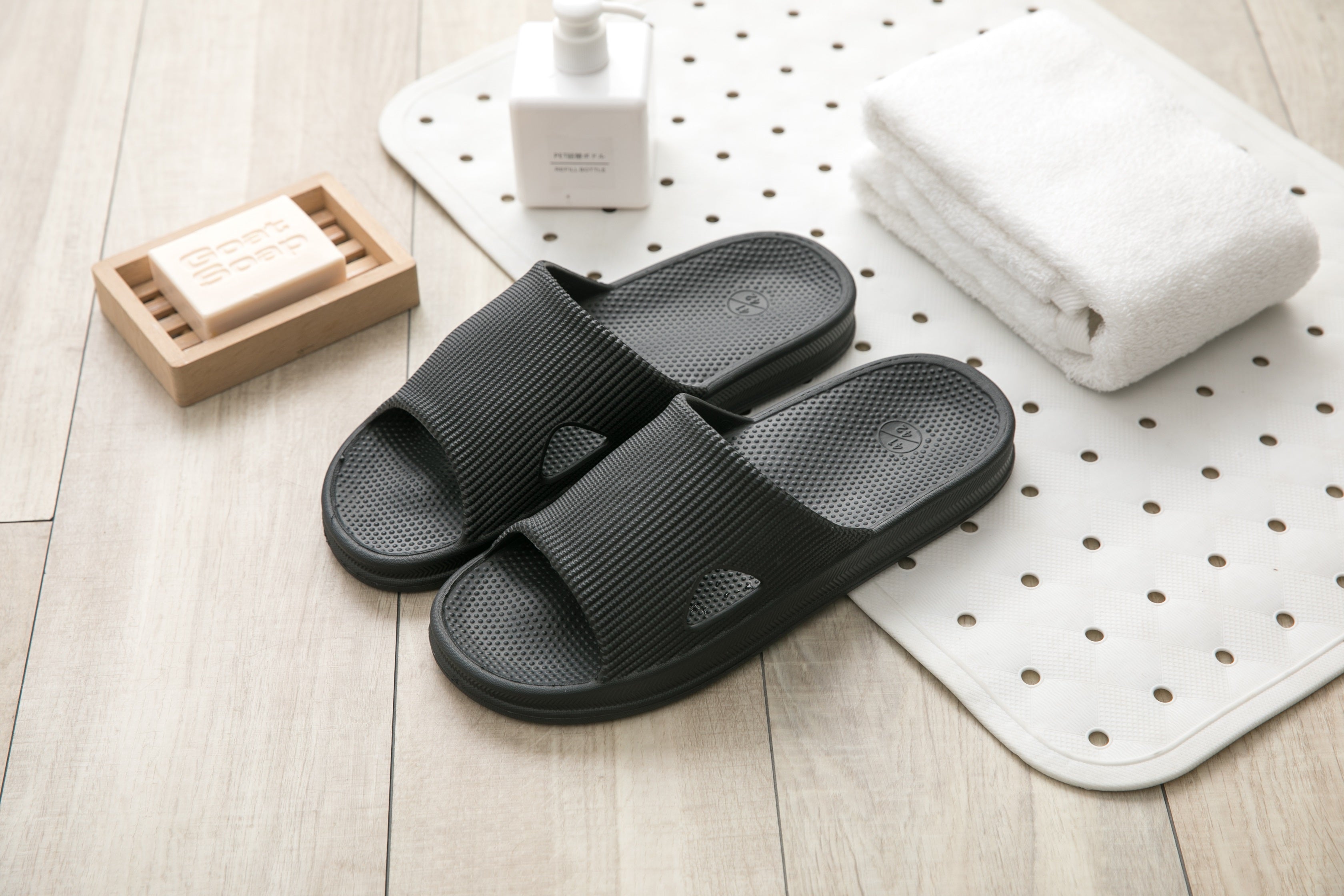 MINISO ANTIBACTERIAL SERIES MEN'S BATHROOM SLIPPERS(BLACK,41-42) 2014715811101 MEN'S BATH SLIPPERS