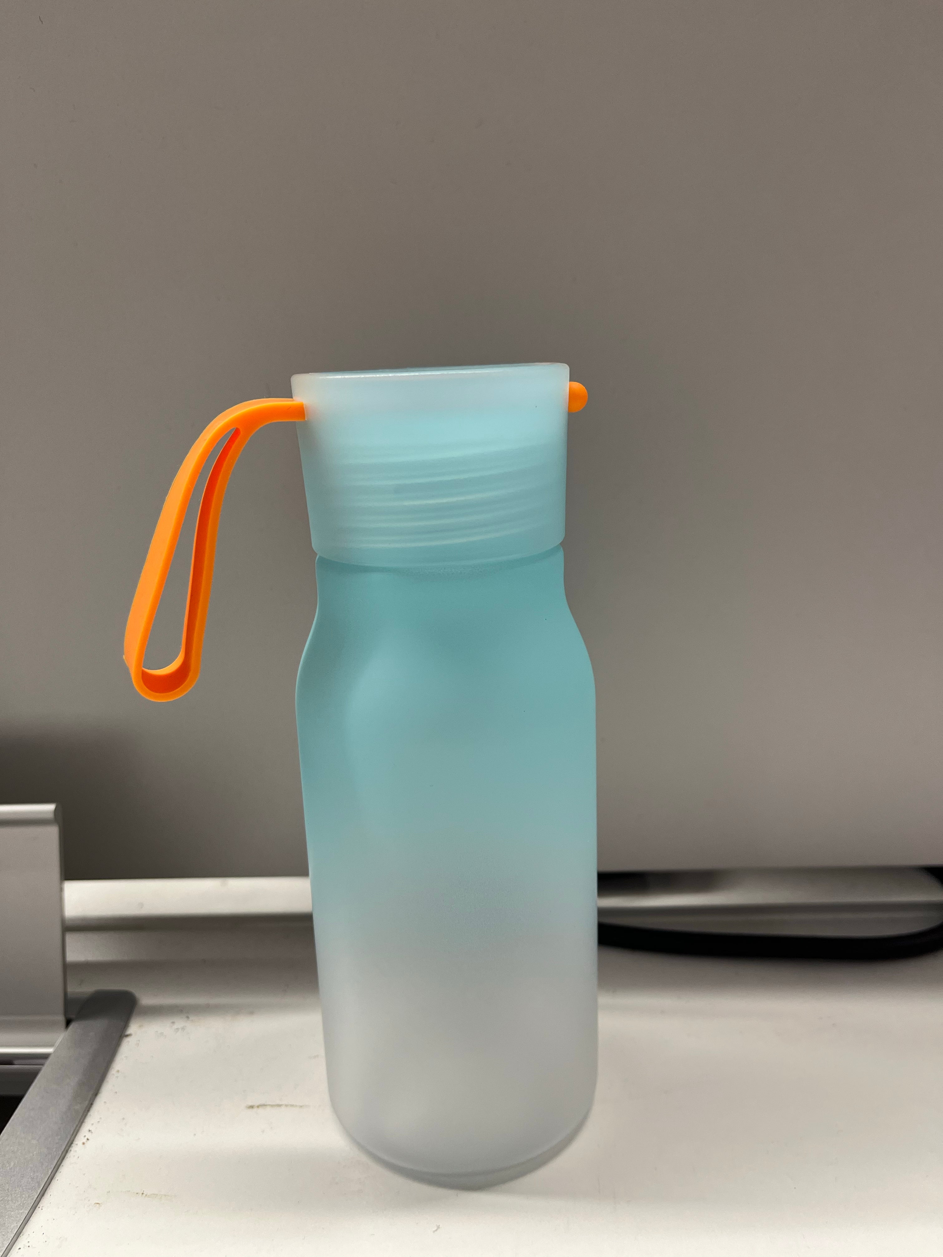 MINISO GRADIENT COLOR PLASTIC BOTTLE WITH STRAP 350ML ( GREEN ) 2022749310101 PLASTIC WATER BOTTLE