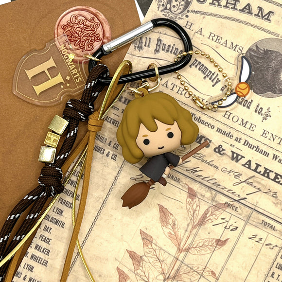 MINISO HARRY POTTER MAGIC BROOM RIDER PENDANT(HERMIONE) 2025109511101 FASHIONABLE ORNAMENTS