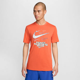 NIKE AS M NK Dri-FIT TEE IYKYK SU24 FV8373-809 T-SHIRT SHORT SLEEVE TRAINING (M)