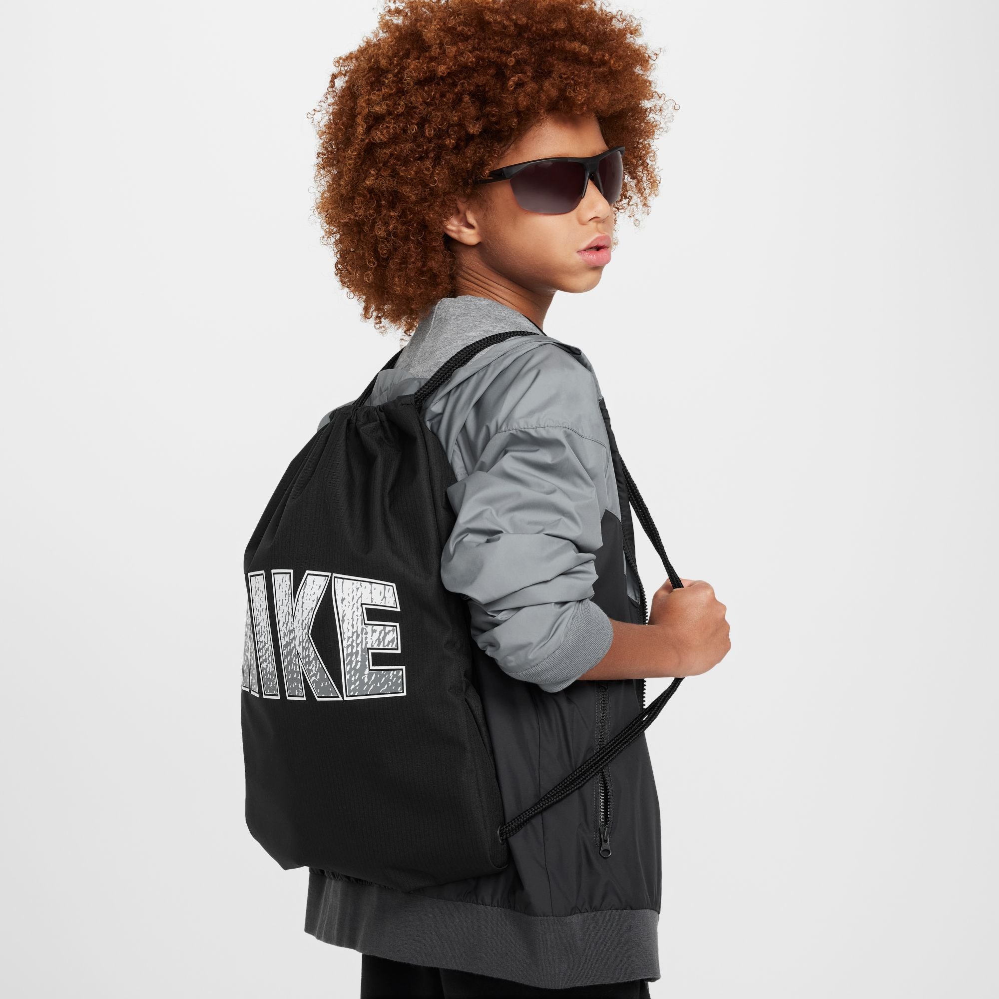 NIKE Y NK DRAWSTRING - GFX FA24 FZ2533-010 GYM BAG (U)