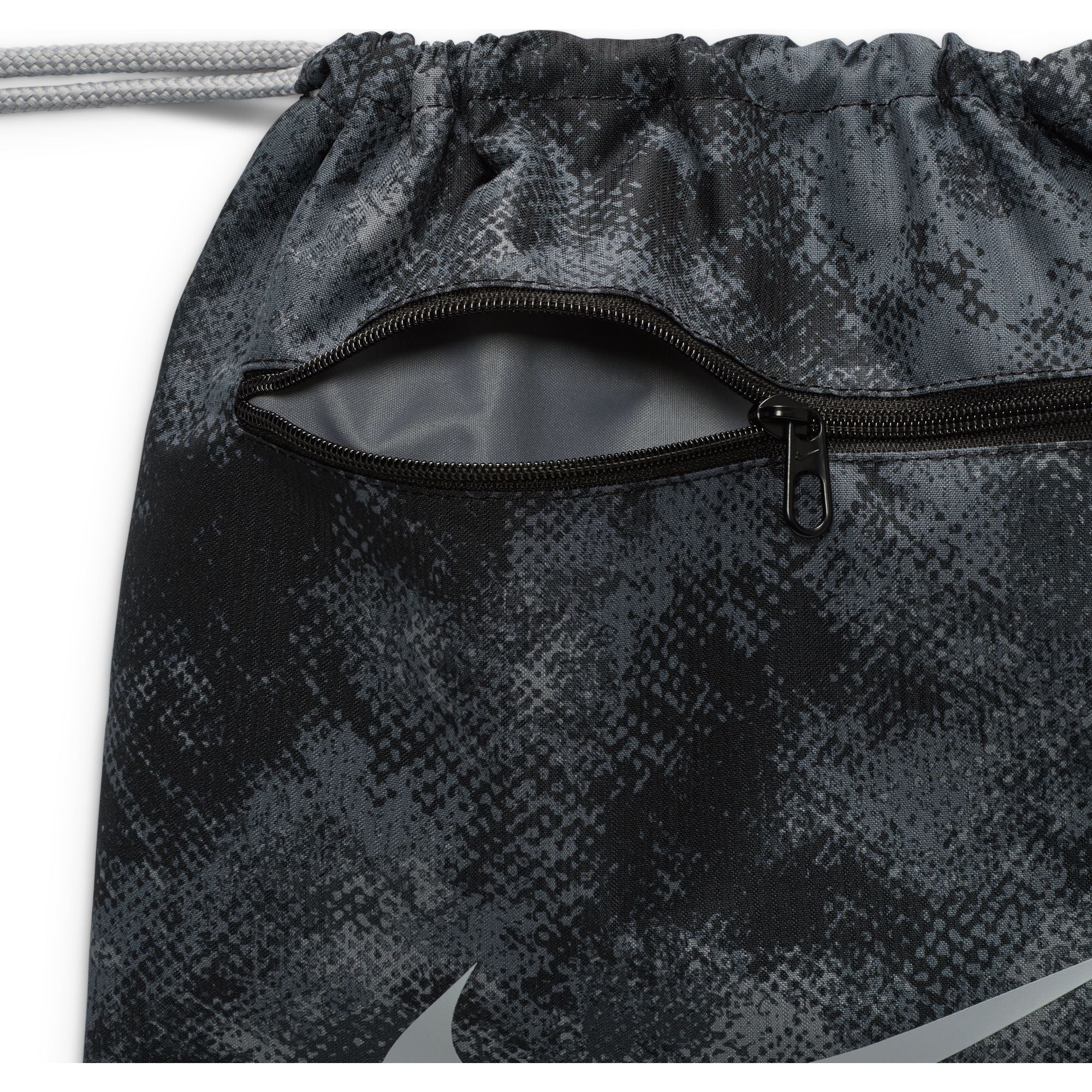 NIKE NK BRSLA DRWSTG 9.5 CAMO AOP FZ2613-068 GYM BAG (U)
