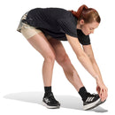 ADIDAS RUN ESS TEE W BLACK JZ7808 TOP RUNNING (W)-4