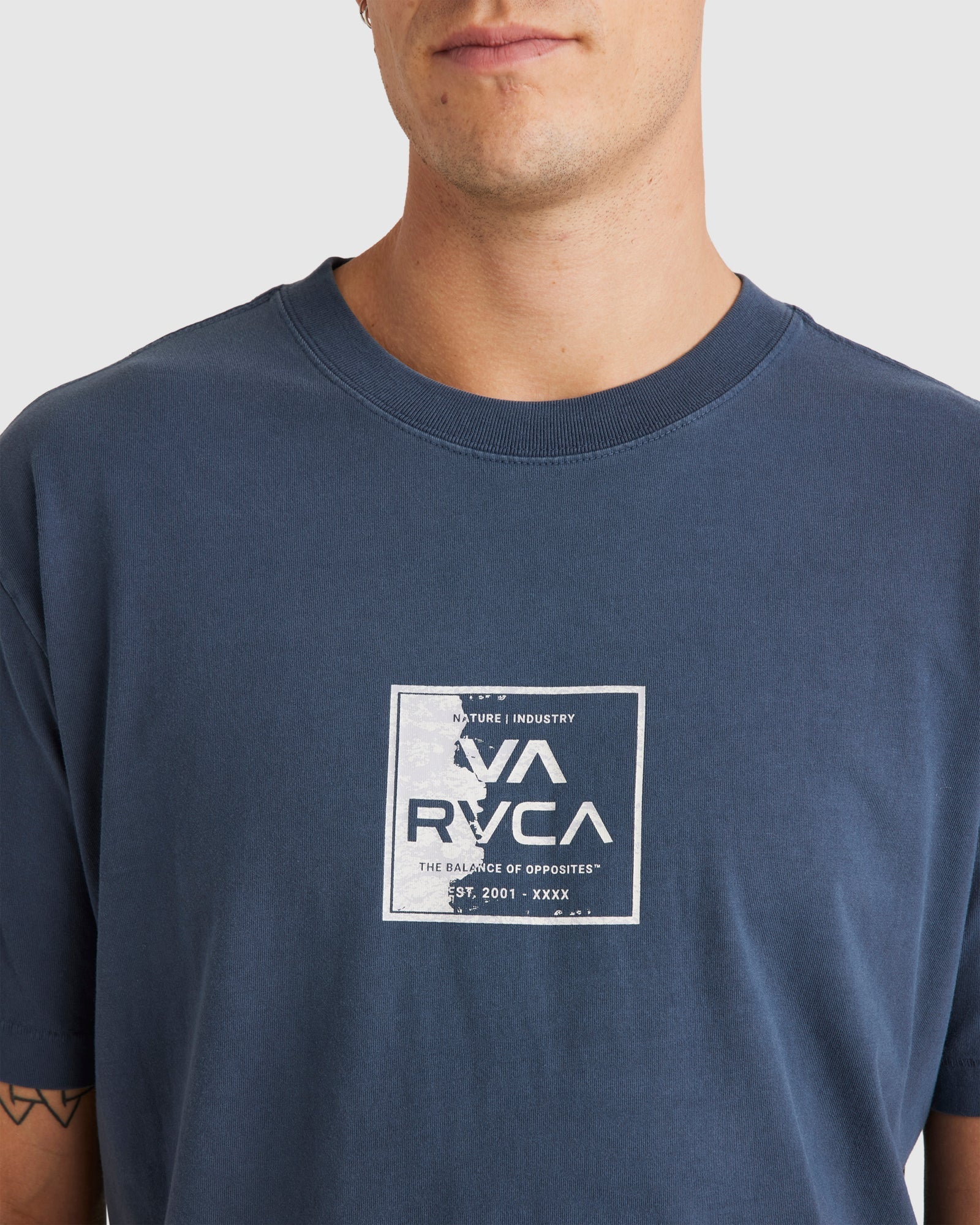 RVCA VA TORN SS TEE VALOCM120-GNB T-SHIRT SHORT SLEEVE (M)